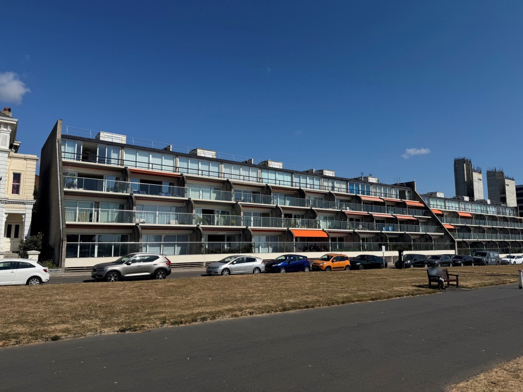 Lot: 207 - TWO-BEDROOM FIRST FLOOR APARTMENT WITH SEA VIEWS - Front of block